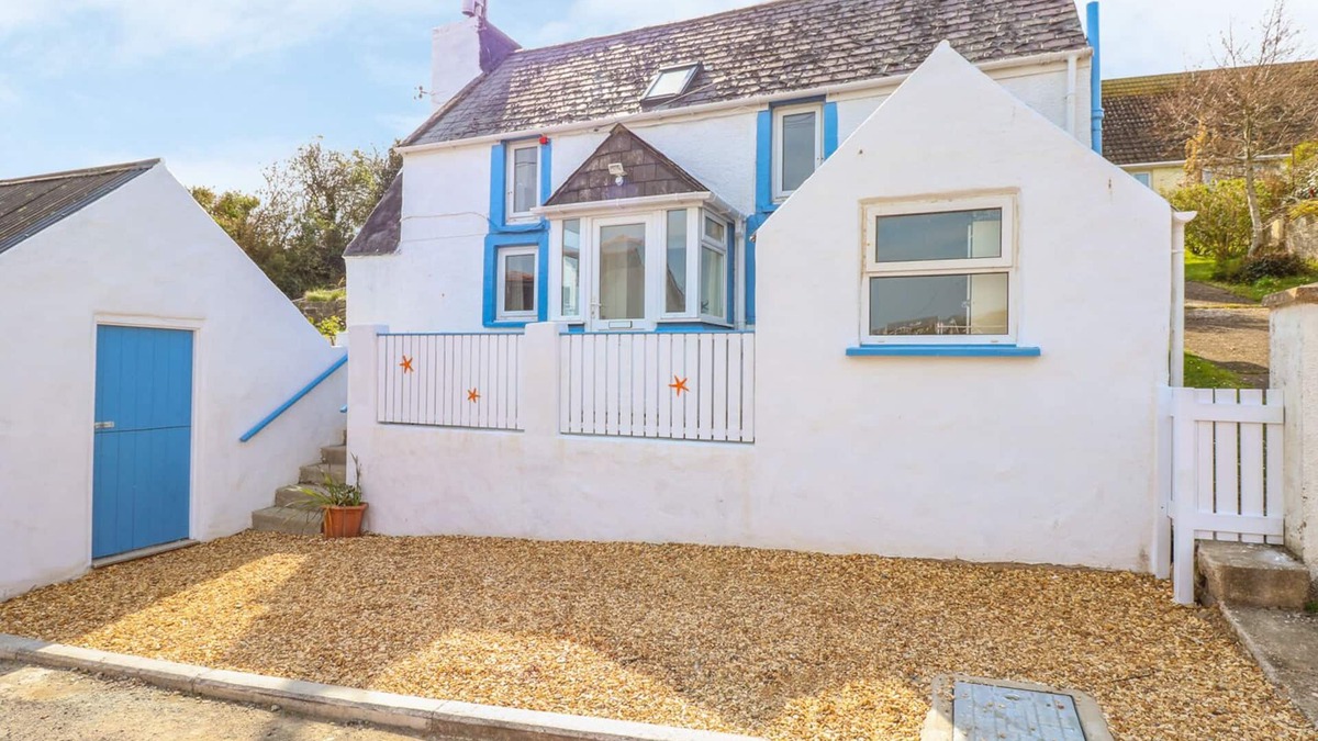 St Ishmaels Cottage | FISHERMAN'S COTTAGE, pet friendly, with a garden in St. Ishmaels