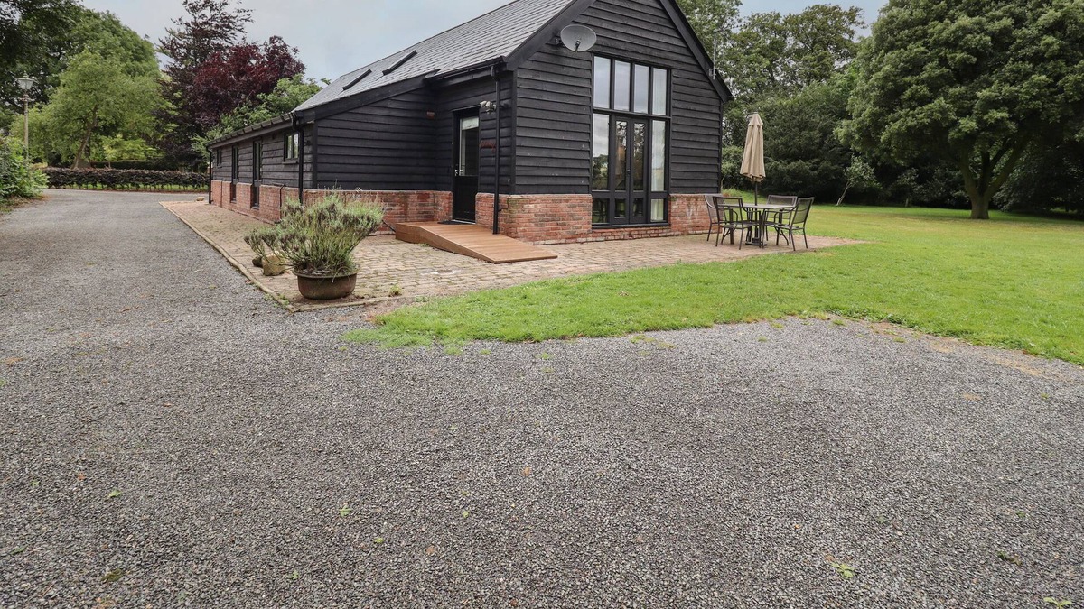 The Pelhams Cottage | FISHERMAN'S LODGE, family friendly, with a garden in Arkesden