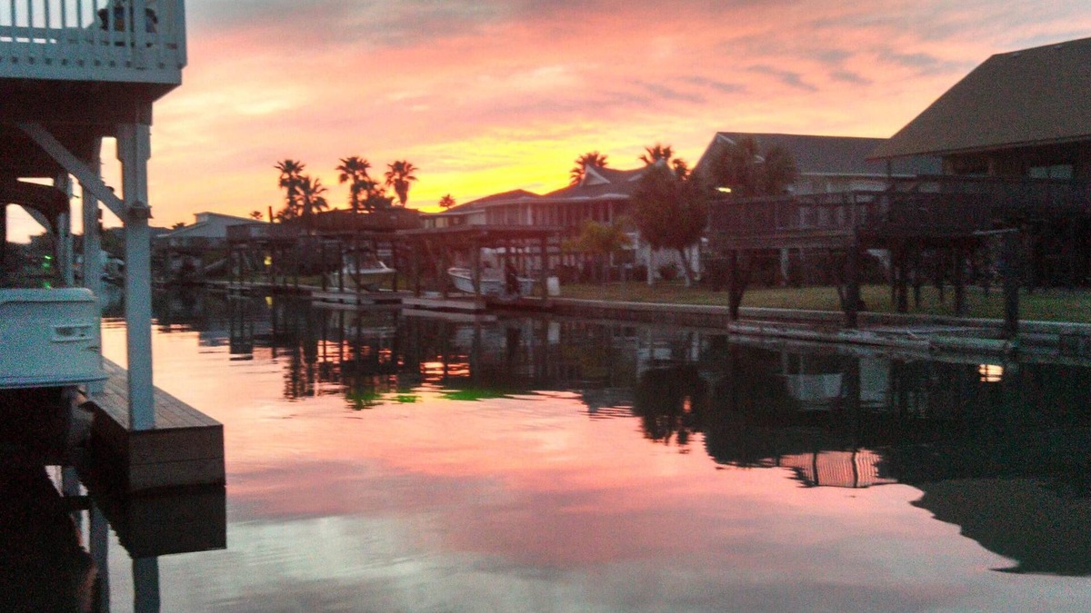 Galveston Cottage | Fisherman's Paradise-Closest Canal Rental to Bait,Gas,Restaurant& Bar by Boat