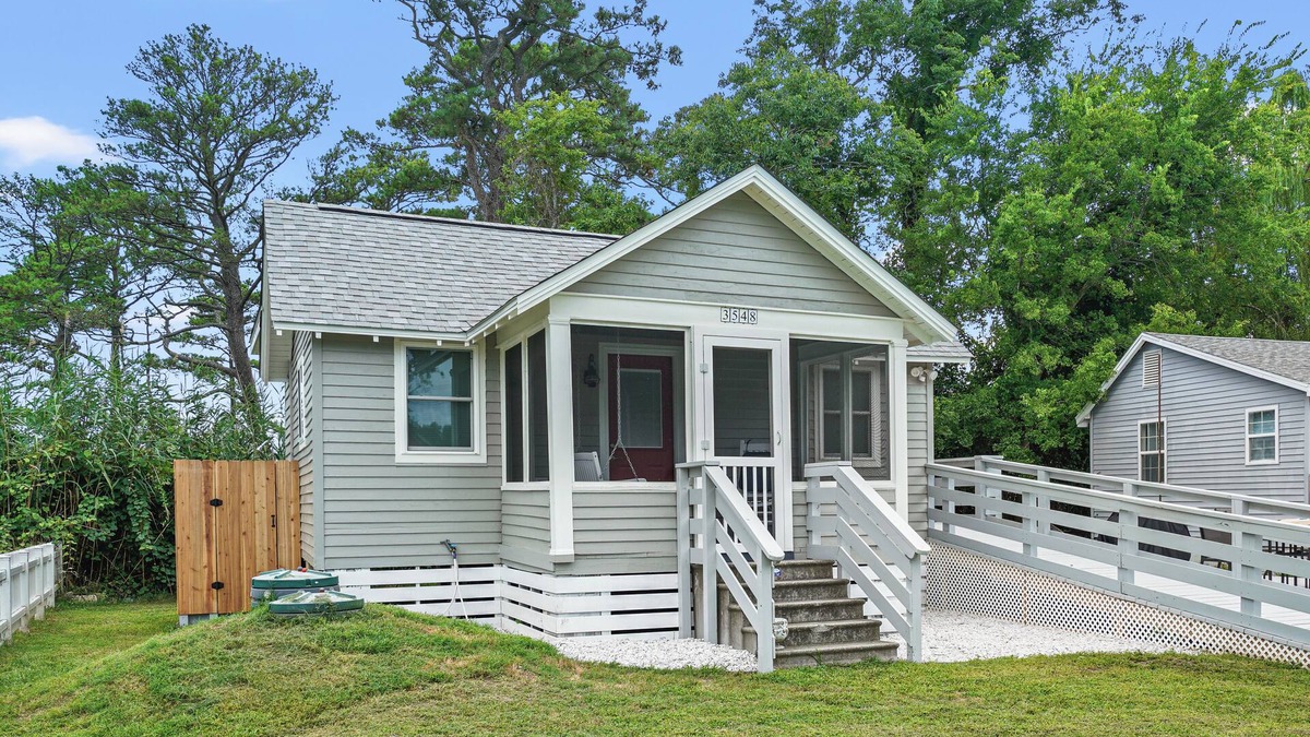 Chincoteague Cottage | Fisherman's Cottage - Charming cottage close to town!