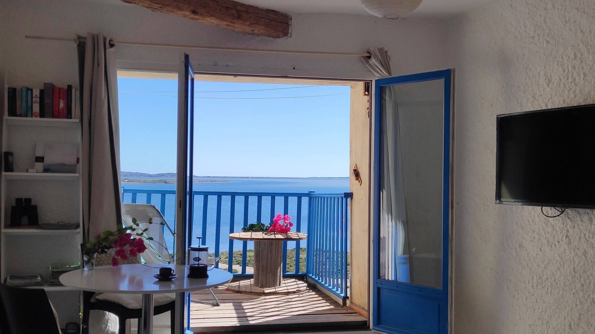 Bages House | Fisherman's view: An idyllic retreat for a couple, facing a stunning lake