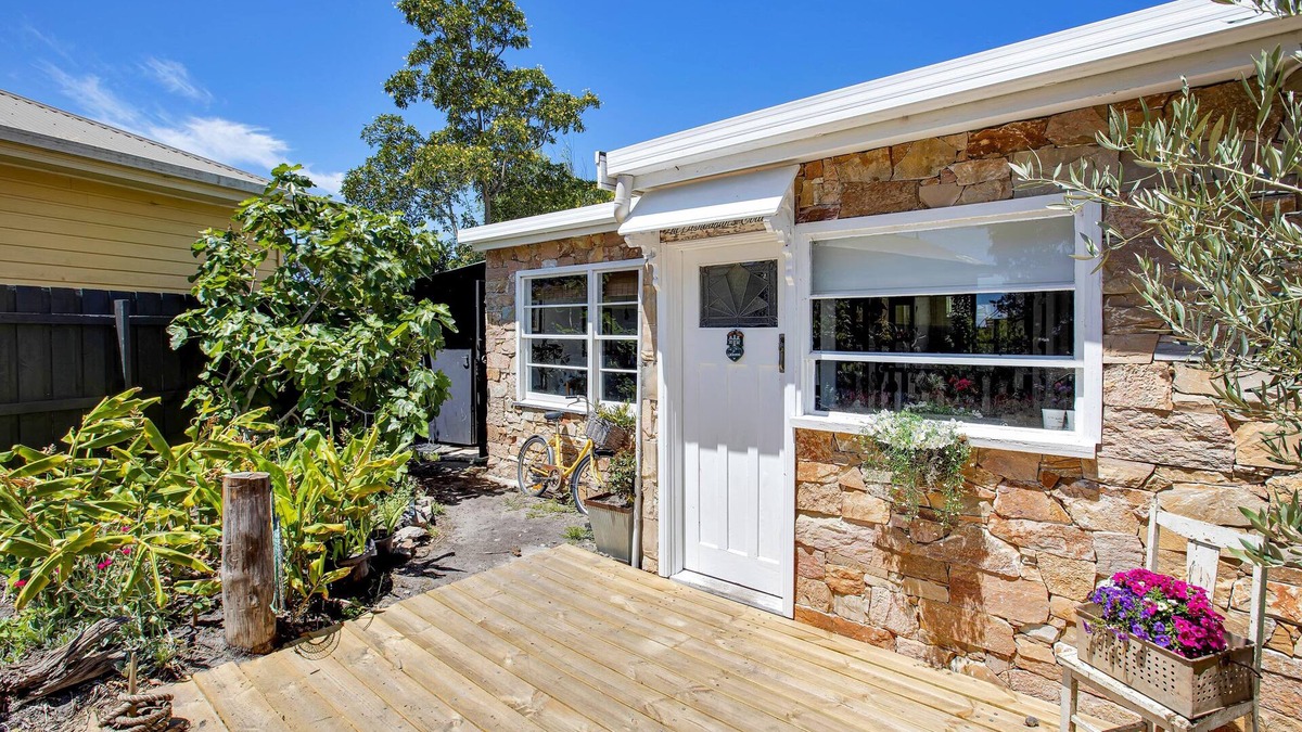 Raymond Island Cottage | Fishermans Cottage: Delightful Stone cottage situated on McMillan Straight