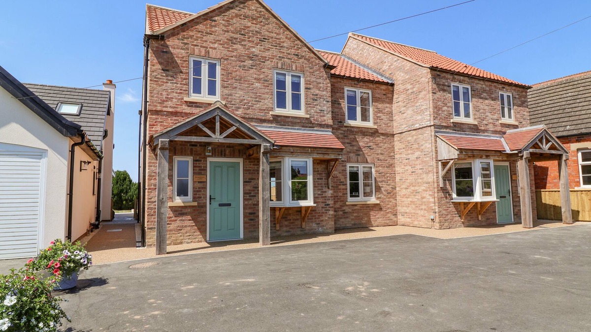 Newton on Derwent Cottage | FISHERMANS LODGE, pet friendly, with a garden in Wilberfoss