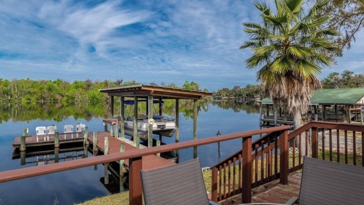 Satsuma House | Fisherman’s Paradise located on the St Johns River, minutes away from the beach