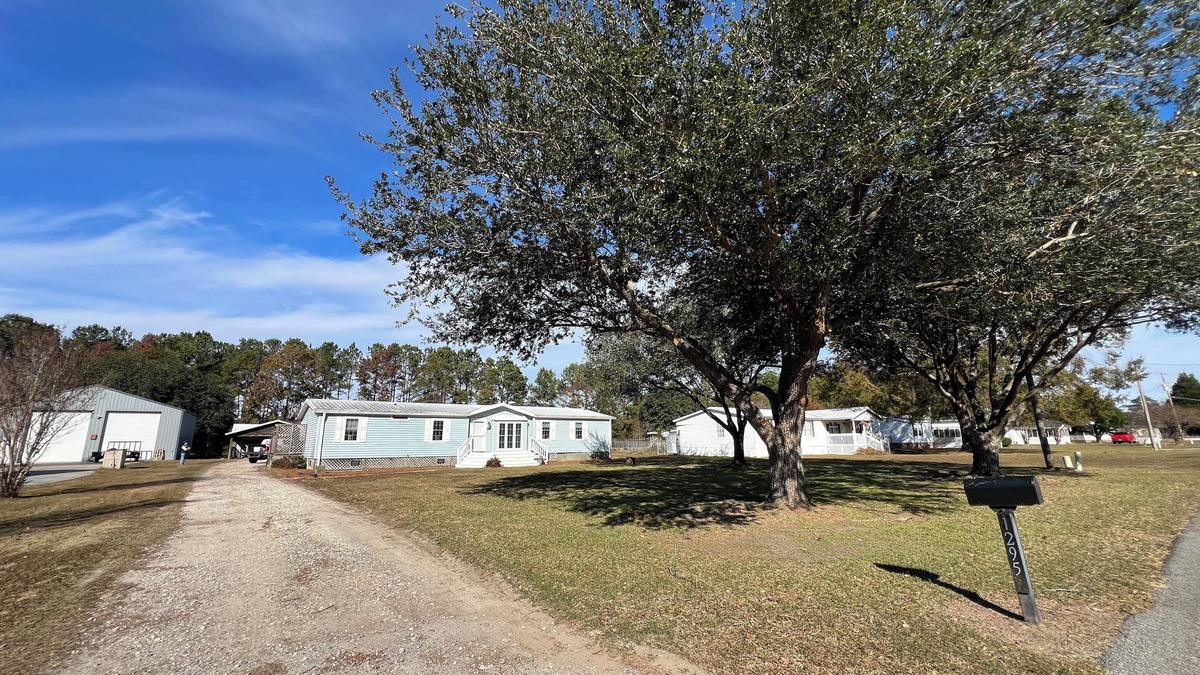Summerton House | FISHERMEN-Nice 3-bedroom house with boat parking WiFi and AC in Summerton