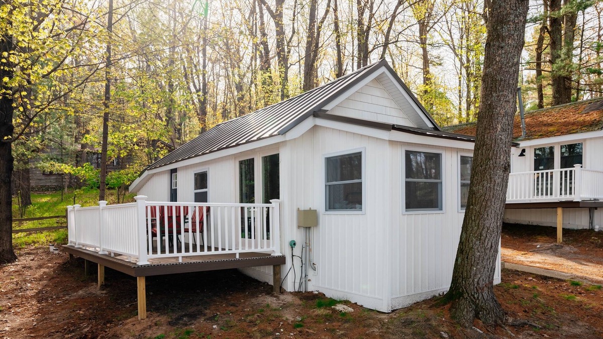 Mayfield Cottage | Fishing-Arbutus-Pontoon Rental-Family Friendly