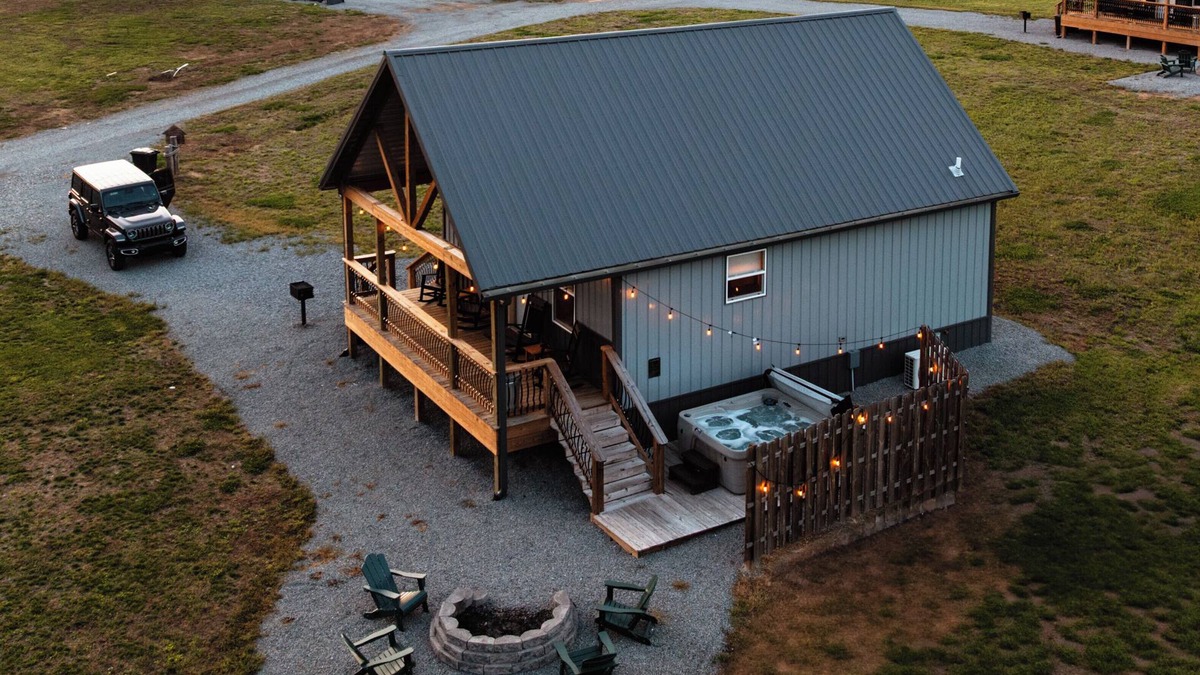 Jamestown Cabin | Fishing~HotTub~Pickleball~20 Min Lake Cumberland~Playground~Firepit