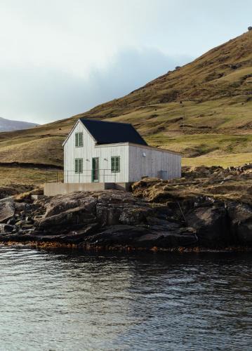Streymoy House | Fiskahúsið - Waterfront Cabin - Stunning Views