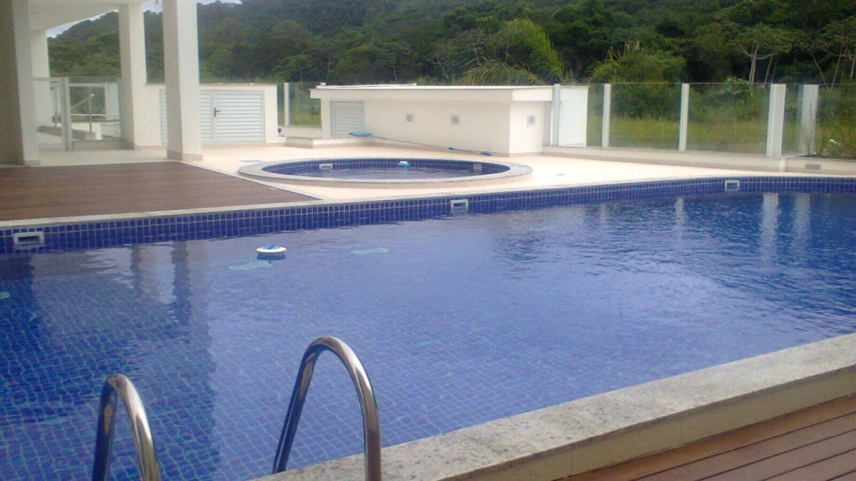 Ingleses Norte Apartment | FIT 2 QTOS, SUITE, POOL, BARBECUE. AIR CONDITIONING, NEAR THE SEA