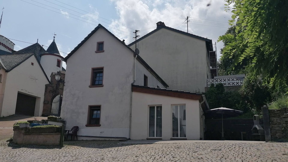 Neuerburg House | Fitters' Accommodation 'Alte Münze' with 3 Bedrooms, 3 Bathrooms, and Parking Spaces