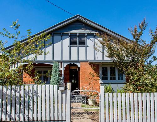 Cowra House | Fitzroy House - Federation charm near town centre
