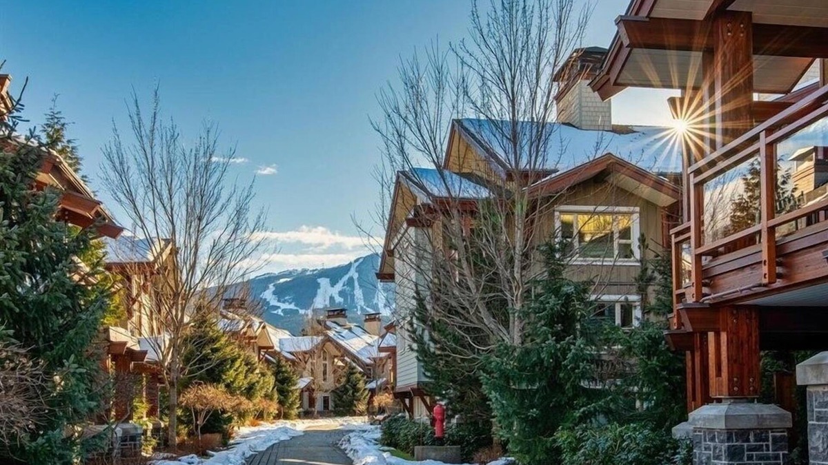 Whistler Ski Chalet | Fitzsimmons Walk 39 | Walk to village, hot tub, modern, flexible bedding