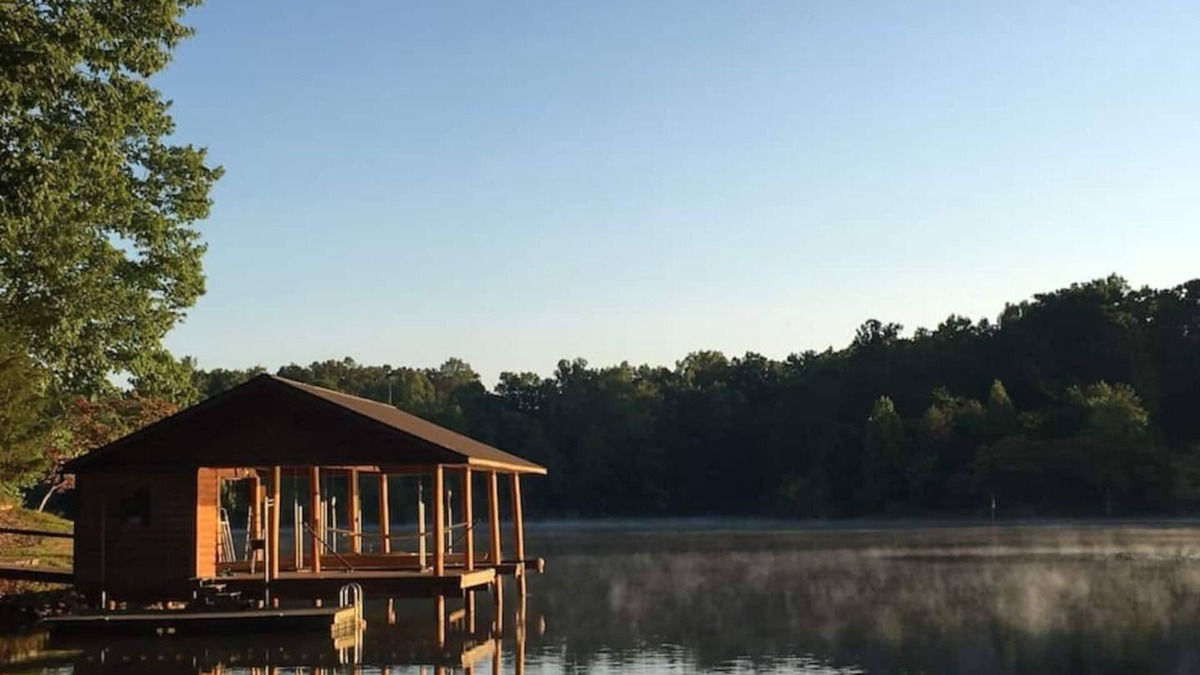 Gladehill Cabin | Five beautiful cabins all on the same property. Great for family reunions, corporate retreats or other small groups.