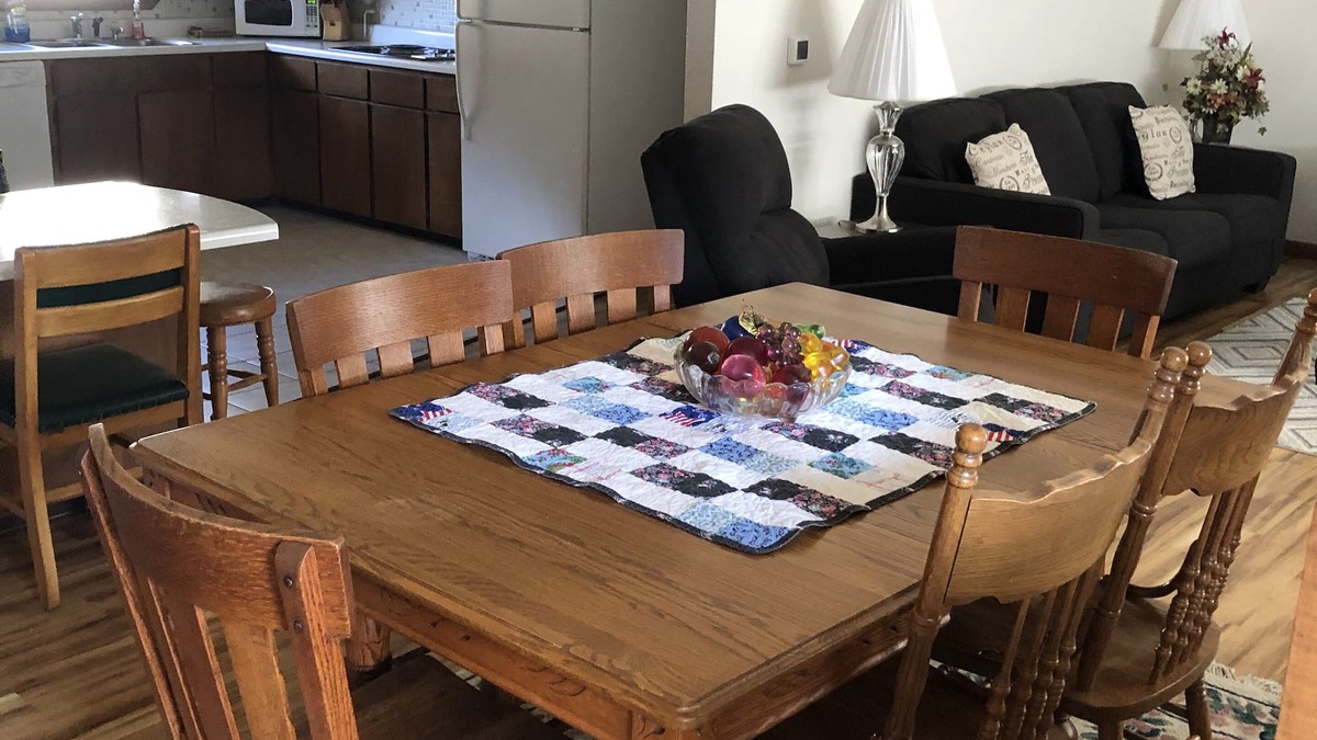 Alta Vista House | Five Bedroom Fully Furnished Guesthouse in NE Iowa Sleeps 10