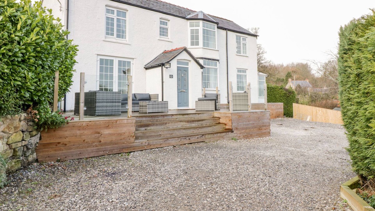 Acrefair House | FIVE COUNTIES VIEW, pet friendly, luxury holiday cottage in Trevor