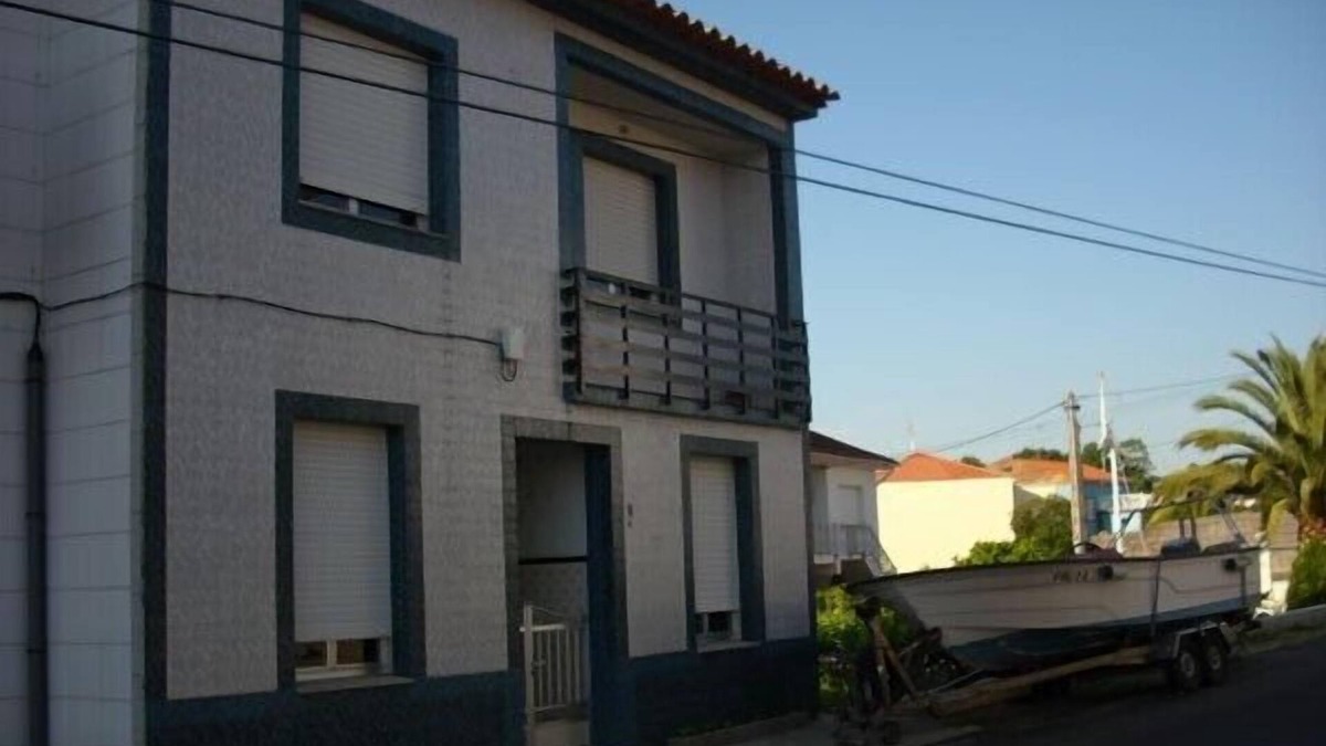 Boiro House | FIVE DOUBLE BEDROOMS, TWO BATHROOMS, 30 METERS FROM THE SEA AND 200 FROM THE BEACH