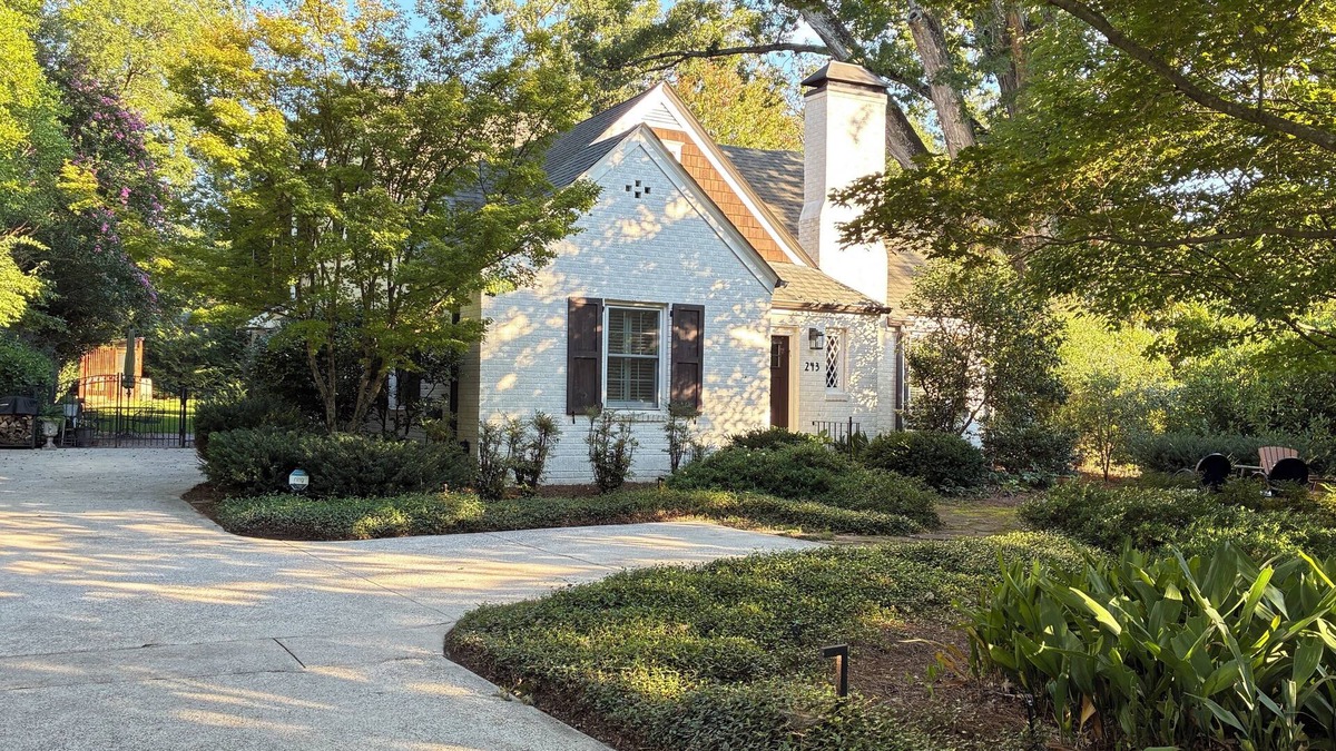 Athens House | Five Points upscale home - walk to UGA, 4 beds, 3 baths, sleeps 8, large patio