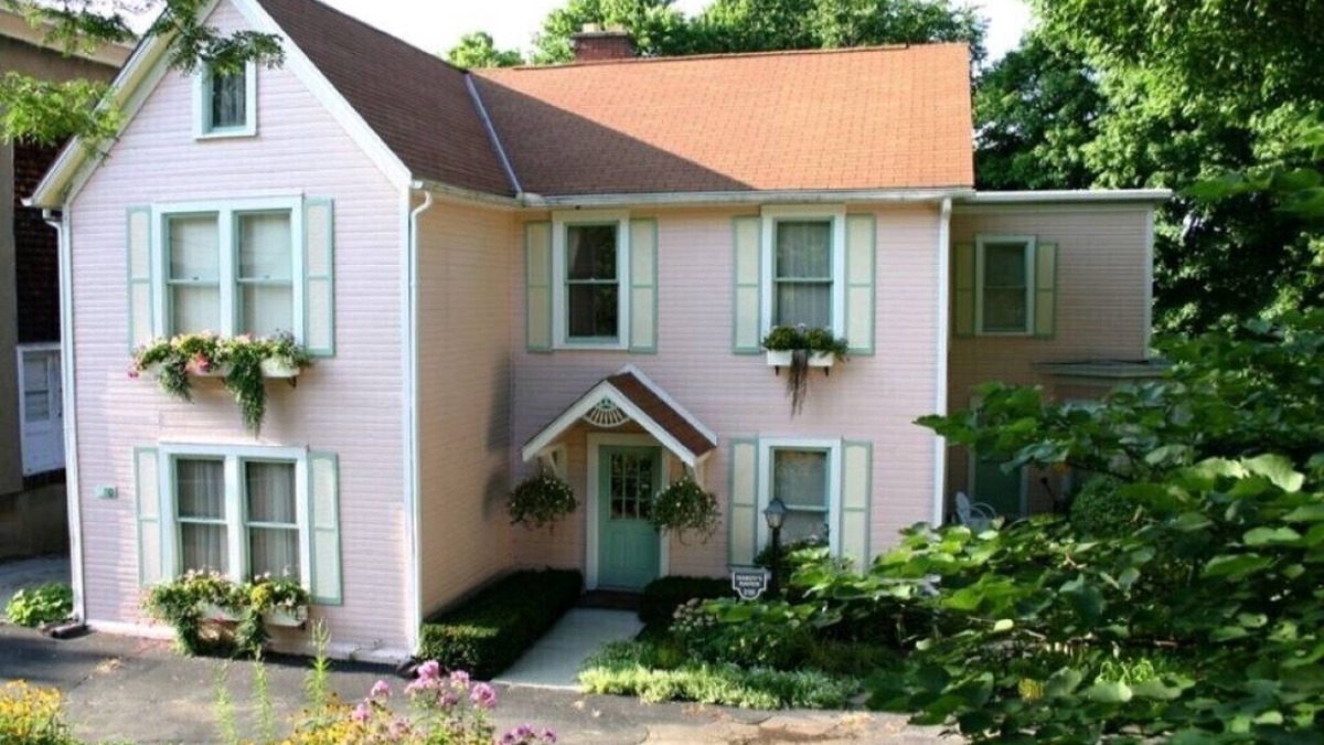 Lebanon House | Five room Suite in quiet Victorian neighborhood walking distance to downtown.