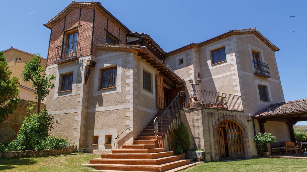 Cubillo House | Five spacious and comfortable double bedrooms with their own full bathrooms.