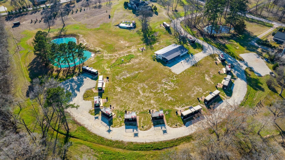 Willis Resort | Five Spice Powder 2 mins to Lake Conroe! Heated Pool, Stocked Ponds, Cute Pygmy Goats
