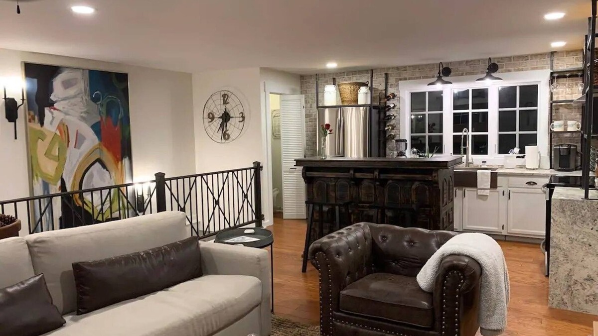 Mount Vernon House | Five-Star Historic Boyd Harvey Carriage House by RedAwning