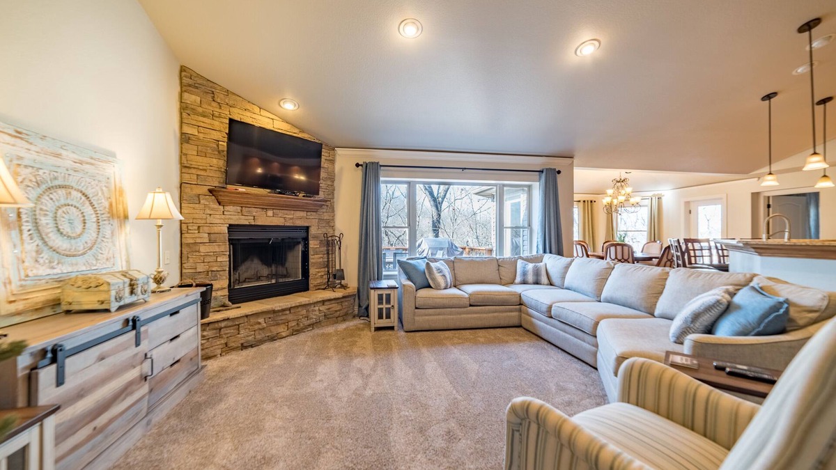Bella Vista House | Five Stones Retreat! - Right off I49 - Golf, Biking, Hiking, Retreating!