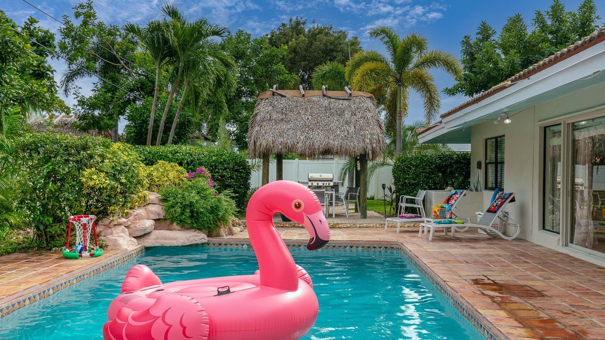 Harbor Village House | FL Luxury! 4BR/2.5BA/Kng Ste,Htd Amazing Pool,Tiki Hut & Fire Pit -Walk to Beach