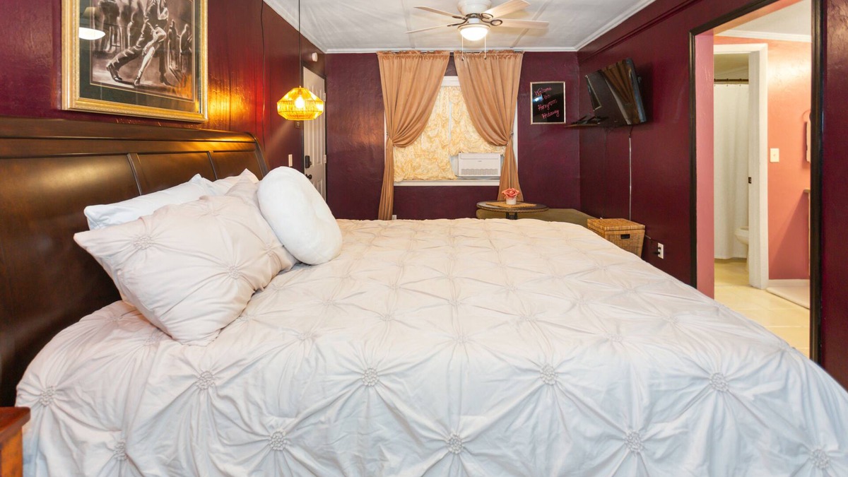 Watertown Apartment | FL Springs King Hideaway, Jacuzzi Tub