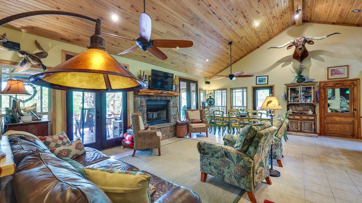 Caddo Gap Cabin | Flag Hole Riverfront Cabin Near Local Attractions!