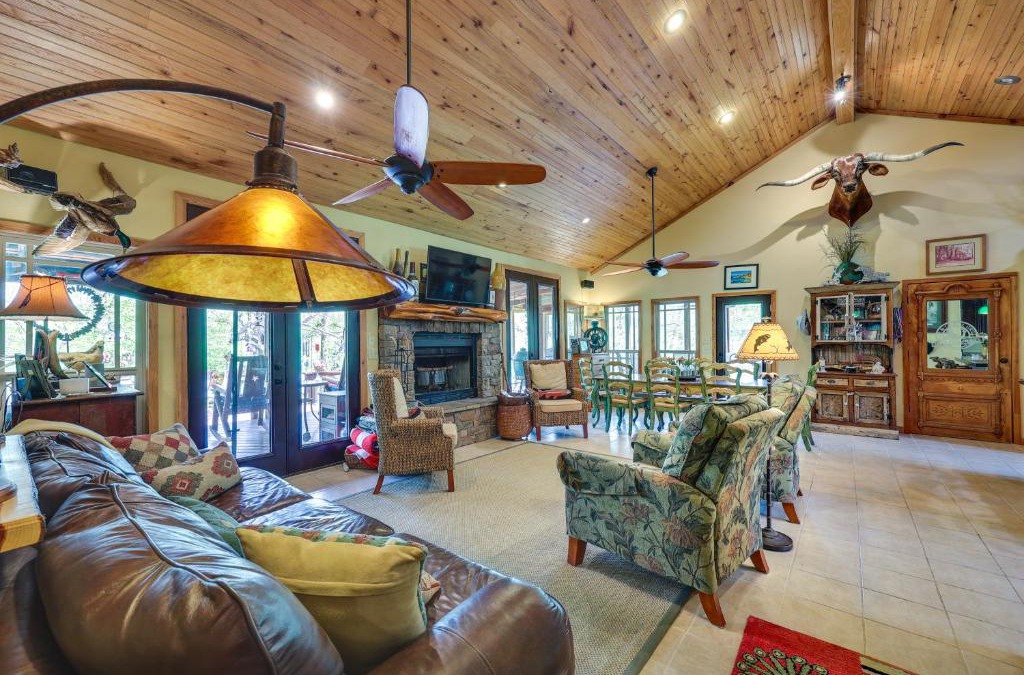 Caddo Gap House | Flag Hole Riverfront Cabin Near Local Attractions!