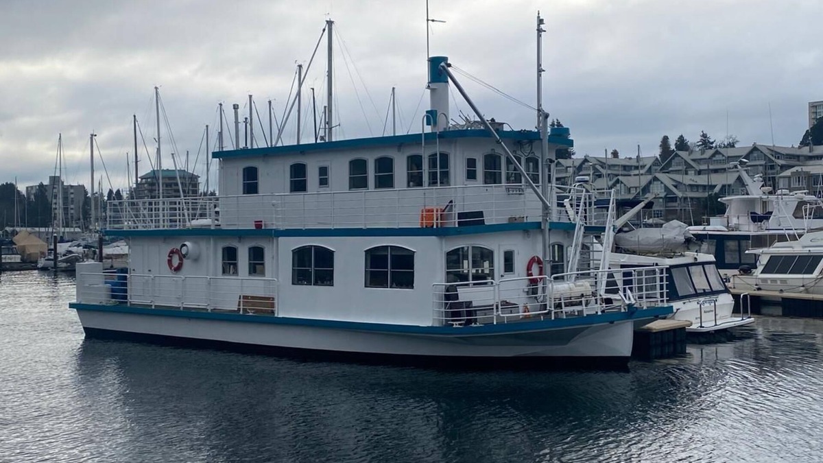 Regional District of Nanaimo Bed & Breakfast | Flagship - Floating Hotel, offers Paddle boards, kayaks. crabbing and much more