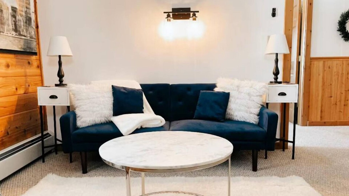 Sidney House | Flagview Lodge - Cozy Apartment with a View