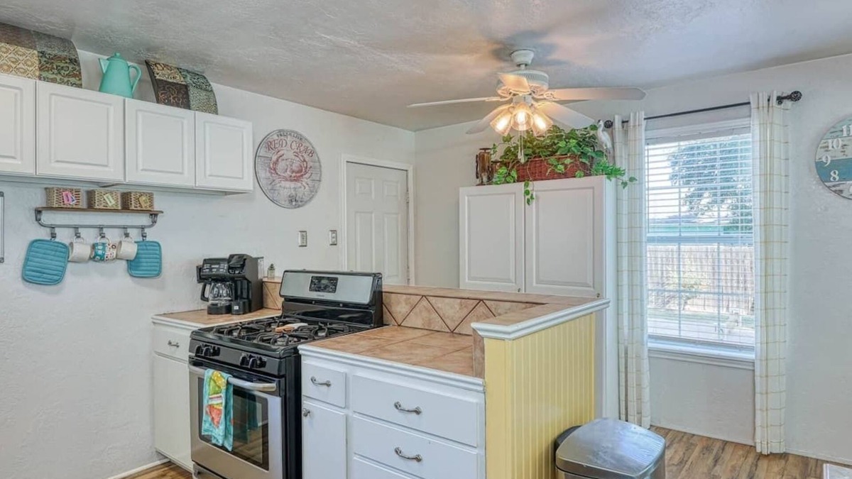 Aransas Pass Cottage | Flam Buoy! 2/1 cottage w fire pit/giant checkers