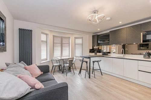 Cowley Apartment | Flat 1, 161 Crescent Road Luxury Apartment
