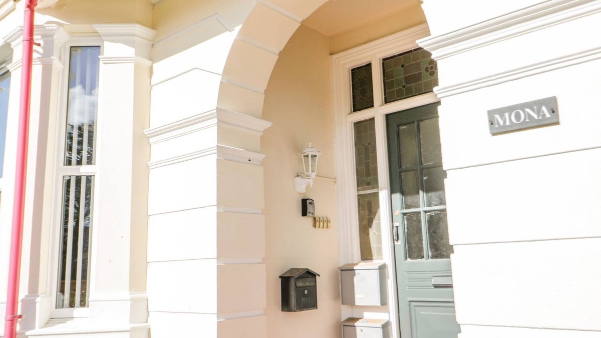 Deganwy Cottage | FLAT 1, MONA HOUSE, pet friendly, with a garden in Deganwy
