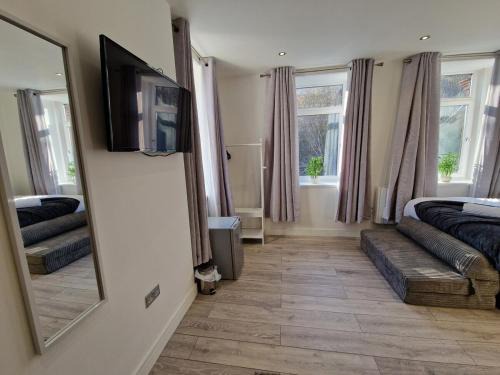 Mountain Ash Apartment | Flat 1, Self Catering, Modern studio apartment, Tynte Hotel
