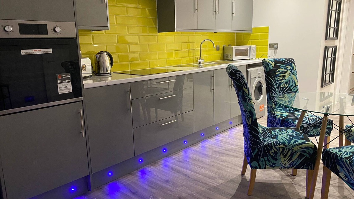 Castle Apartment | Flat 2 3 bed New York inspired apartment-Swan F2