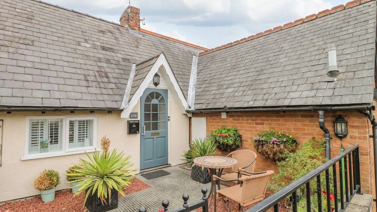 Oakham Cottage | FLAT 2, THE MALTINGS, family friendly, with a garden in Oakham
