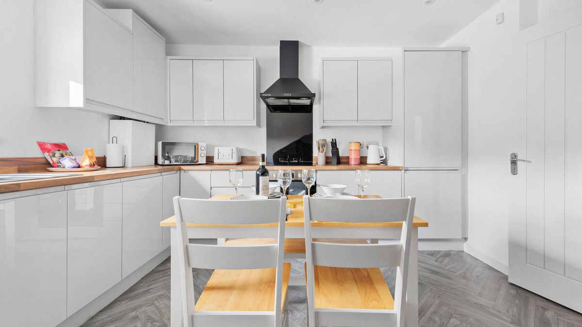 Lower Wick Apartment | Flat 3 - Ensuite bedroom, close to local shops and Worcester City Centre