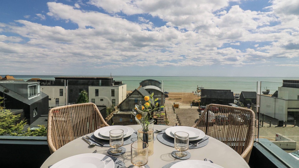Hythe Cottage | FLAT 4 - PENTHOUSE, family friendly, country holiday cottage in Hythe