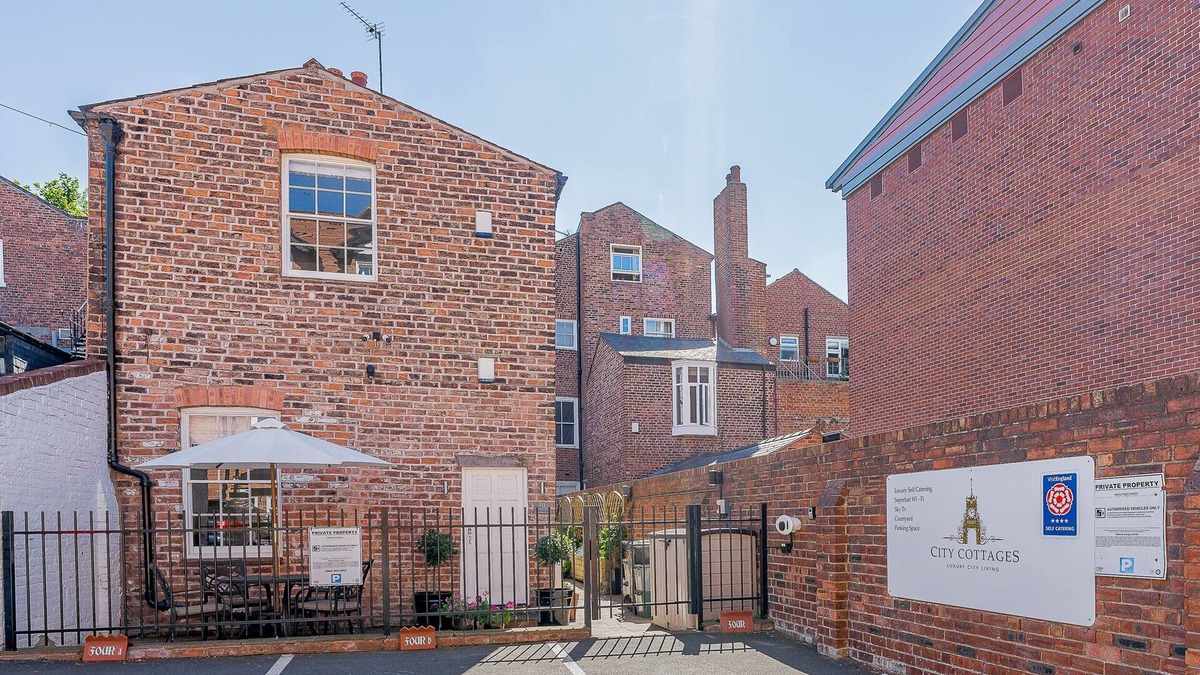 Chester Cottage | FLAT 4A, character holiday cottage, with a garden in Chester