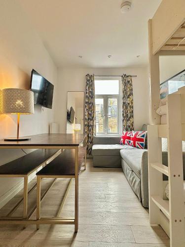 Earlsfield Apartment | Flat A Garrat Lane