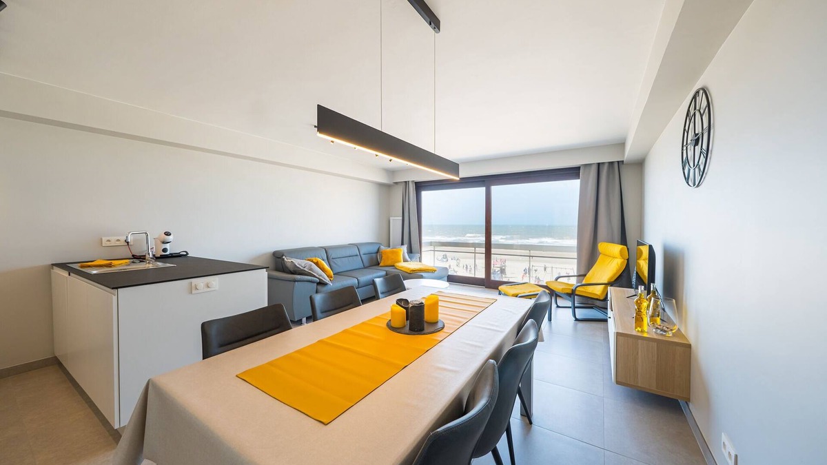 Middelkerke Apartment | Flat by the Seafront with Terrace Views