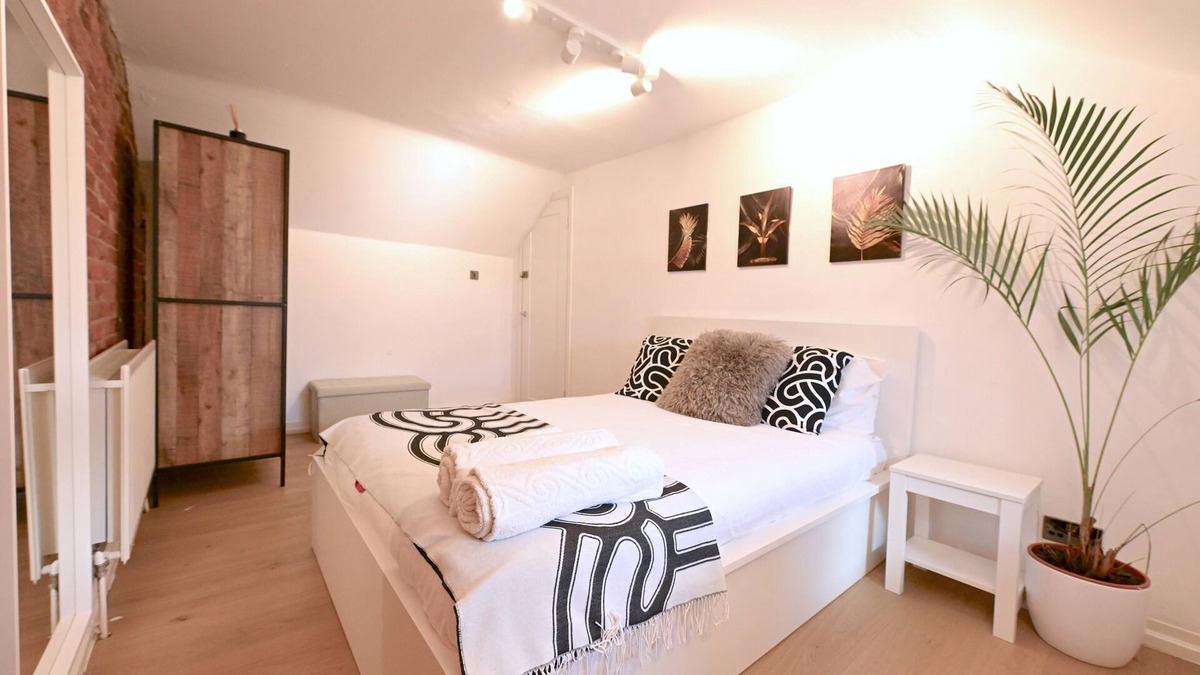 New Cross House | Flat C, 60 Lewisham Way, London, SE14 6NY,United Kingdom