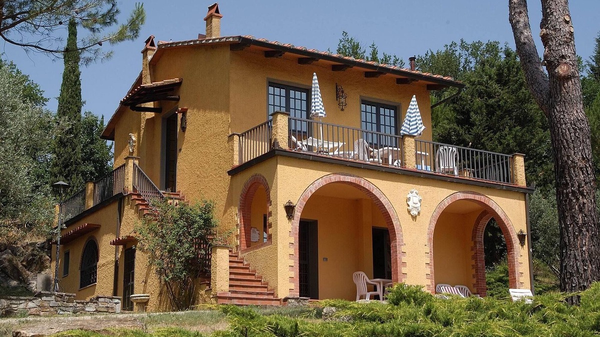 San Donato in Poggio Apartment | Flat in San Donato, Chianti, Tennis court,pool,barbecue,village walk distance,C1