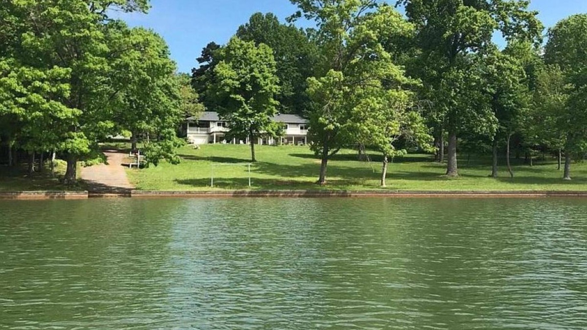 Huddleston House | FLAT LOT BOAT-RAMP NO-WAKE-COVE OFF MAIN CHANNEL LG HOME-GAMERM FIRE PIT KAYAKS+