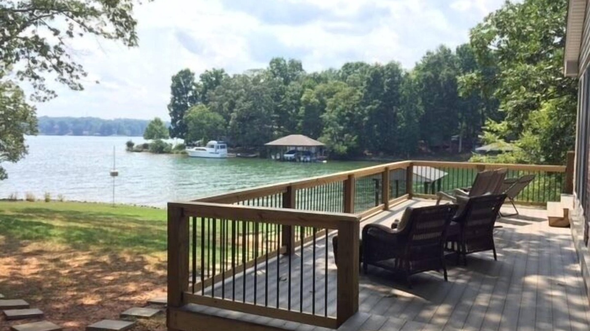 Moneta House | Flat Lot, Views! Waterslide, Firepit, Kayaks, Pickleball, Pingpong, Tennis, WiFi