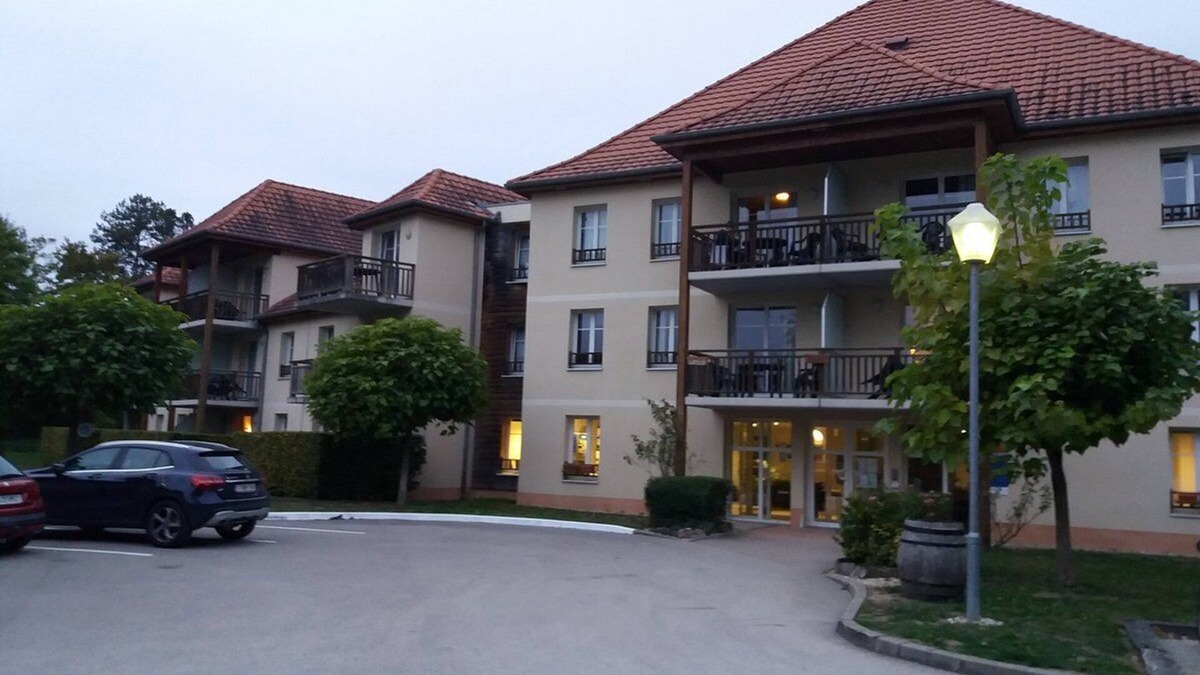 Combertault Apartment | Flat* near Beaune center, quiet, swimming pool, sauna, golf