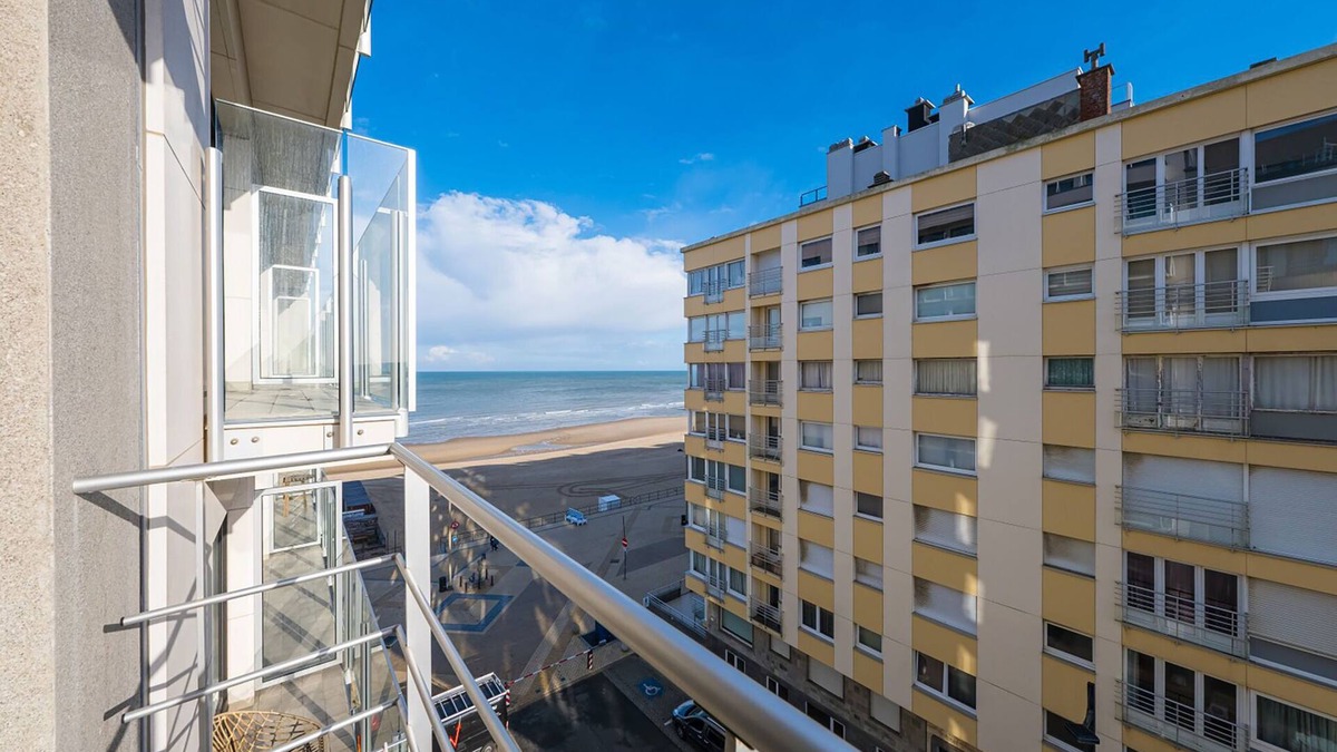 Middelkerke Apartment | Flat near Zeedijk with side sea views