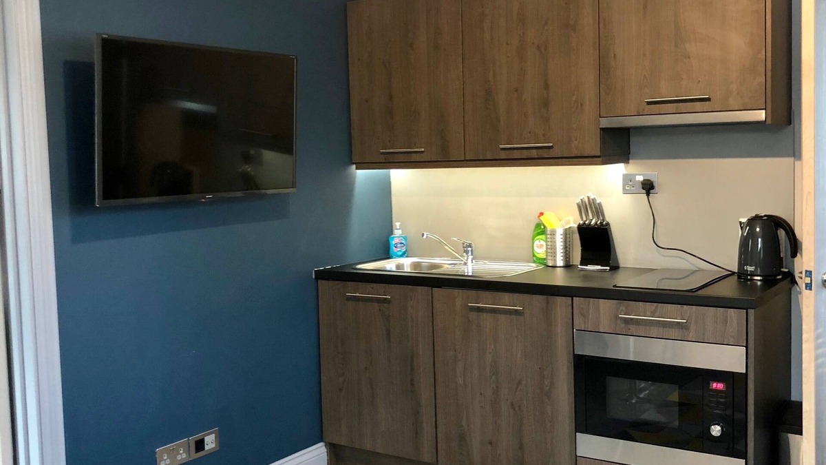 Beaconsfield Apartment | Flat No 3 central Beaconsfield - easy walk to Station, NFTS shops & restaurants